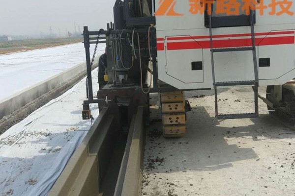 供应新路缘NC1300混凝土摊铺机-路缘石滑模成型机-路沿石滑模机