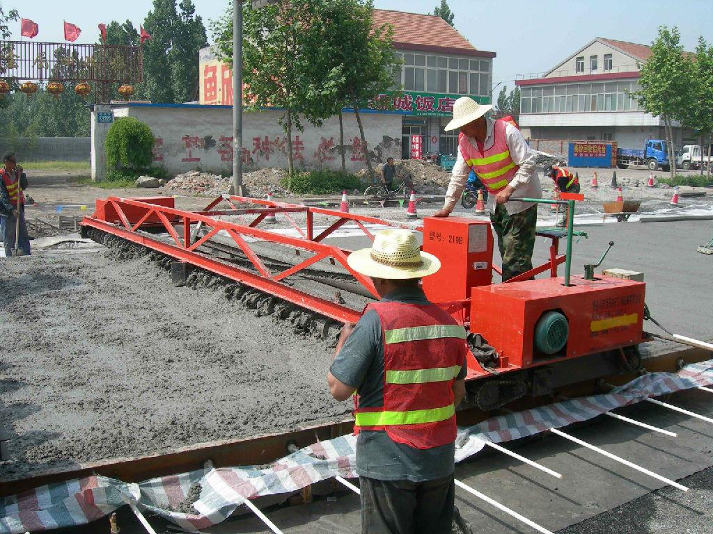 銅陵市大型馬路高速軌道攤鋪機水泥路麵導軌桁架攤鋪機