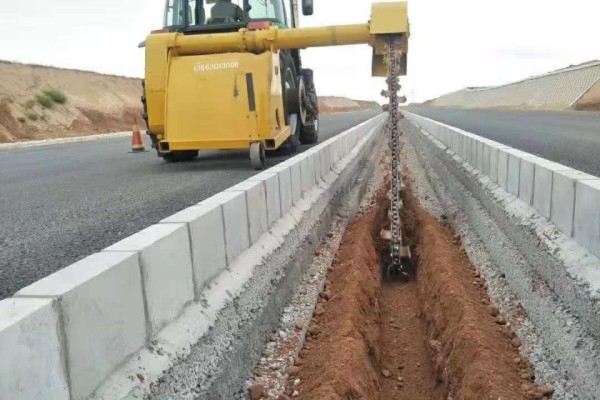 水泥混凝土路麵開溝機高速公路跨欄開溝機自來水管電纜管道開溝機