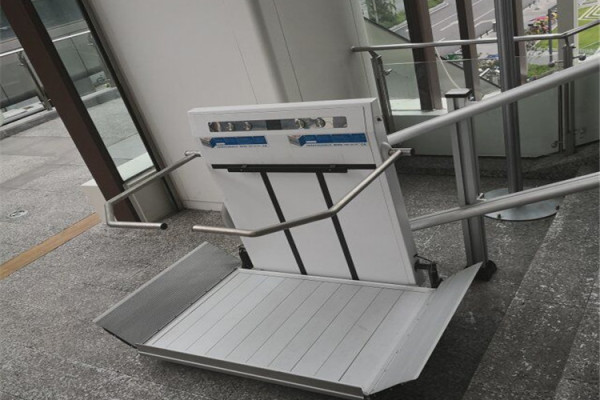 斜向式无障碍平台 辅助式升降机 家用自动楼梯升降机