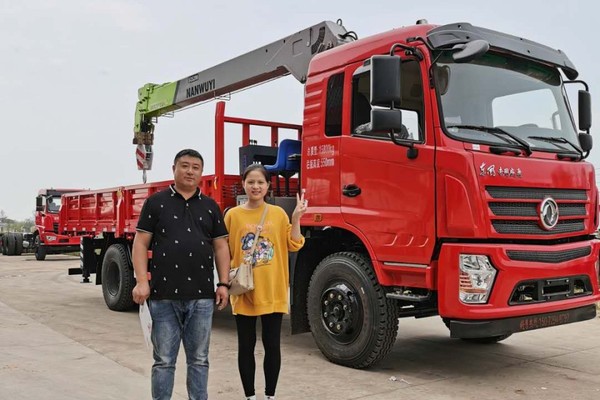 供應(yīng)杰龍隨車吊杰龍8噸吊機(jī)單橋玉柴160馬力貨箱5.6米