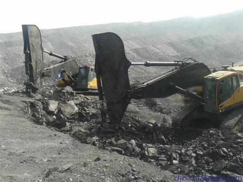实心鹰嘴岩石臂裂石器挖岩石免爆破沃尔沃480挖掘机
