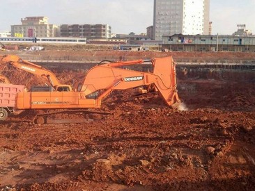 日立400挖掘機挖風化石岩石日立鷹嘴岩石臂裂石器