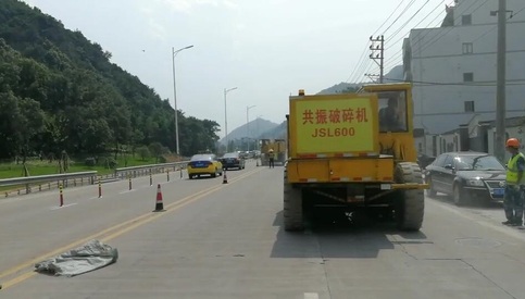 水泥路面共振破碎机施工 承接共振碎石化项目 巨盛机械