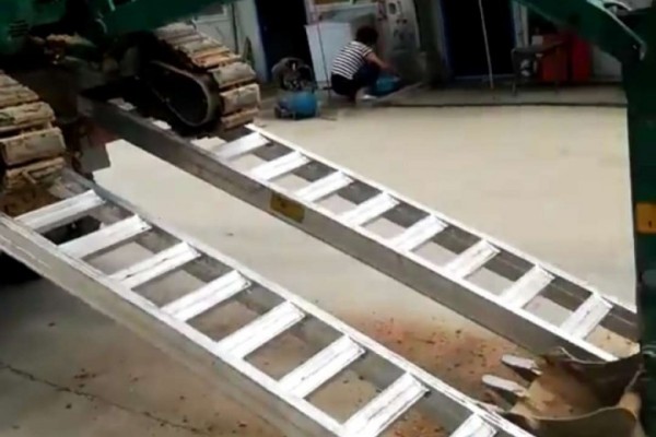 供應迷你微型小挖掘機久保田挖機鋁合金爬梯鋁爬梯3.2米常規使用款