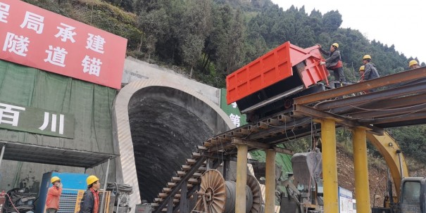 大桥隧道锚出渣运输系统47度倾角专用曲轨自卸式矿车
