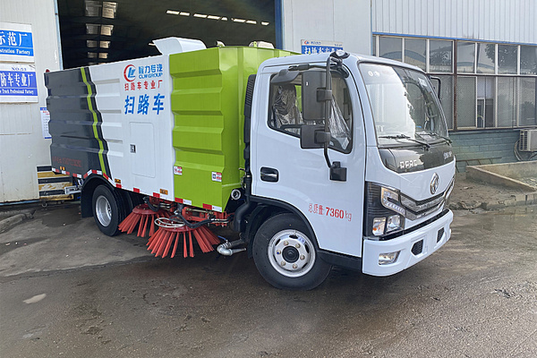 供應東風5方掃路車  8方路麵清掃車    12方洗掃車