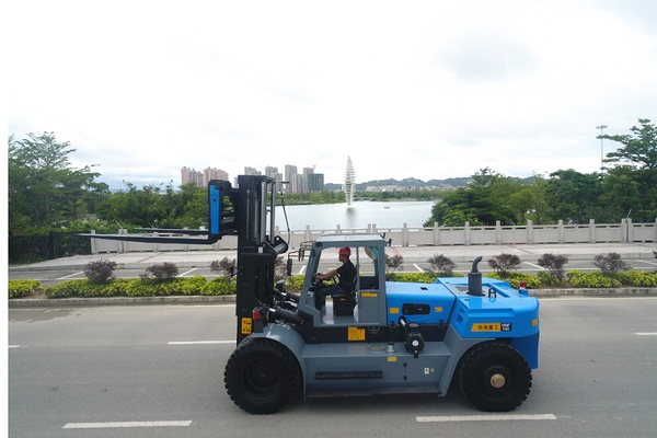 15噸叉車鋼材石材租賃專用叉車華南重工專業(yè)15噸叉車生產(chǎn)廠家