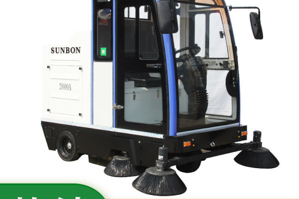 供应圣倍诺小型电动驾驶扫地车2000A-厂家直销
