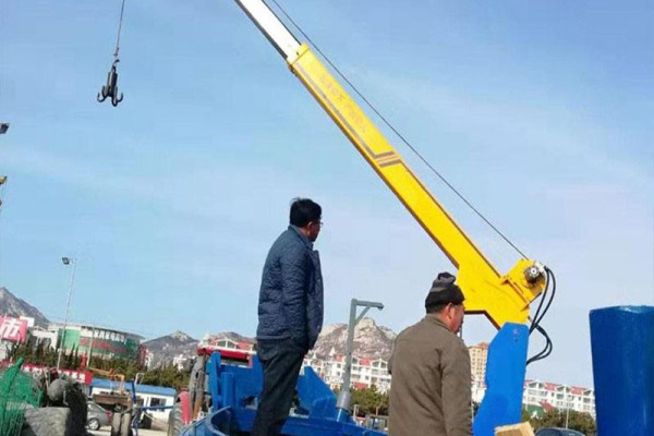 江蘇船舶起重廠家 連雲港懸臂式船吊 漁船加裝吊機