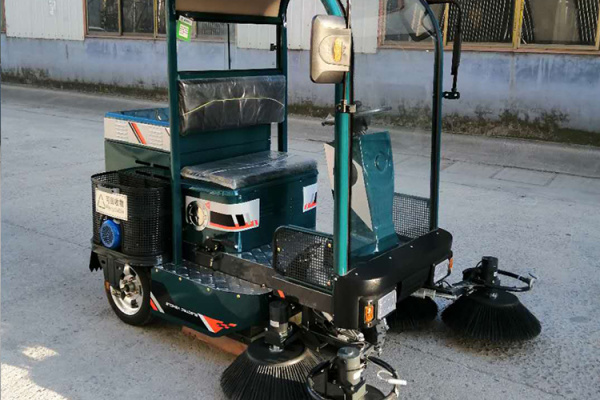 供應駕駛式環衛小型電動掃路車
