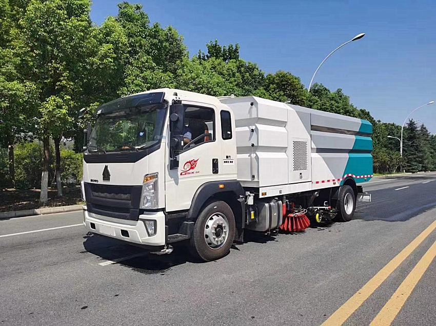 東風天錦掃路車  多利卡路麵洗掃車