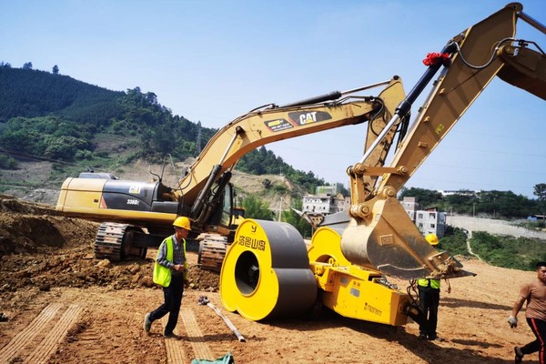 沖擊壓路機(jī)沖擊碾  洛陽山島梅花碾沖擊式壓路機(jī)配置  液壓夯平板夯廠家