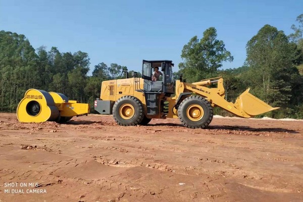 沖擊壓路機(jī)牽引車 沖擊碾 液壓夯實(shí)機(jī)配置報(bào)價(jià)  洛陽山島梅花碾壓實(shí)