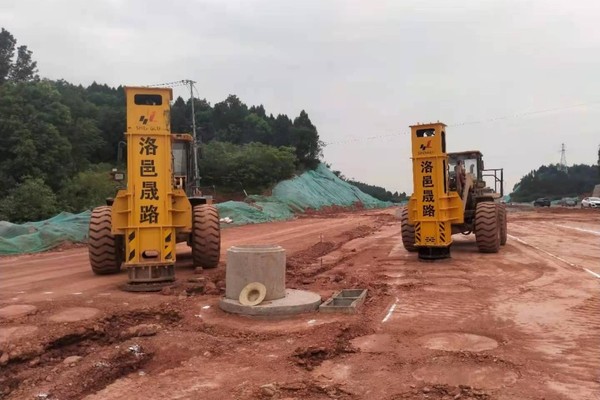 沖擊壓路機 沖擊式壓路機 液壓夯實機 梅花碾沖擊碾 洛邑晟路牌