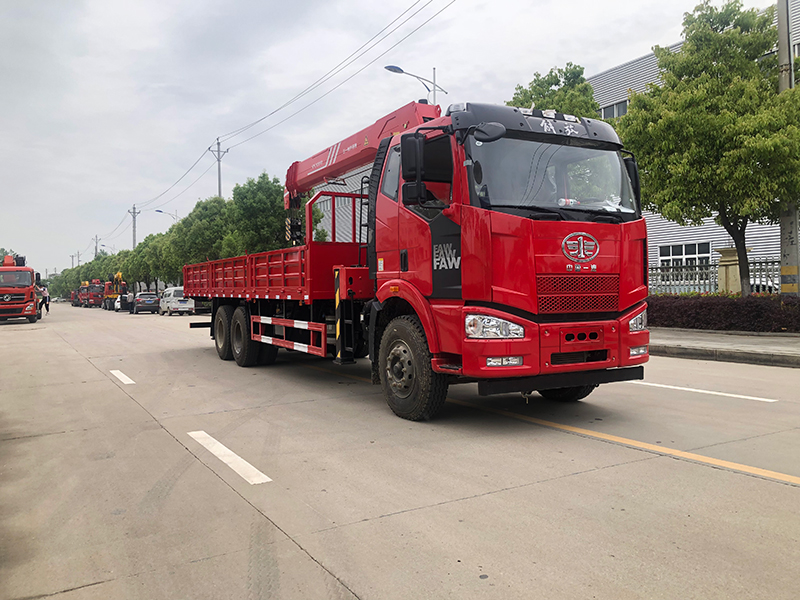 供應三一隨車吊解放後八輪配三一12噸隨車吊