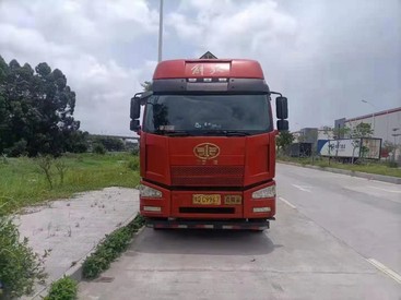低价出售一台解放牵引头油罐车