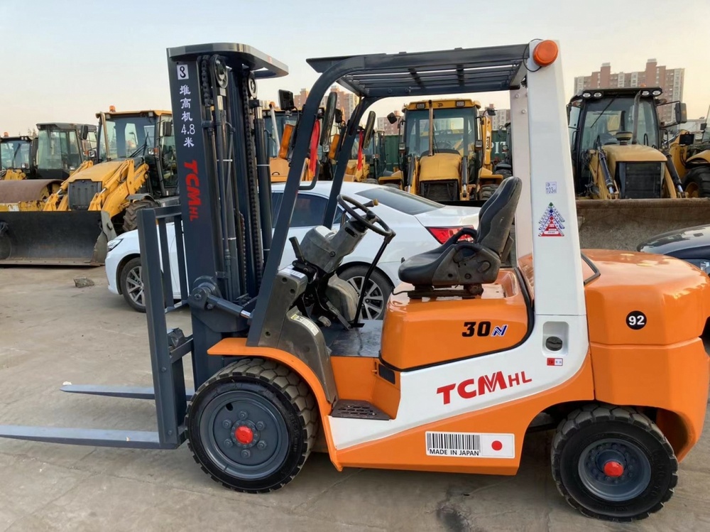 极品TCM叉车，三节全自由门架 升高4.8米 配四条实心轮胎  双排挡机械变速箱