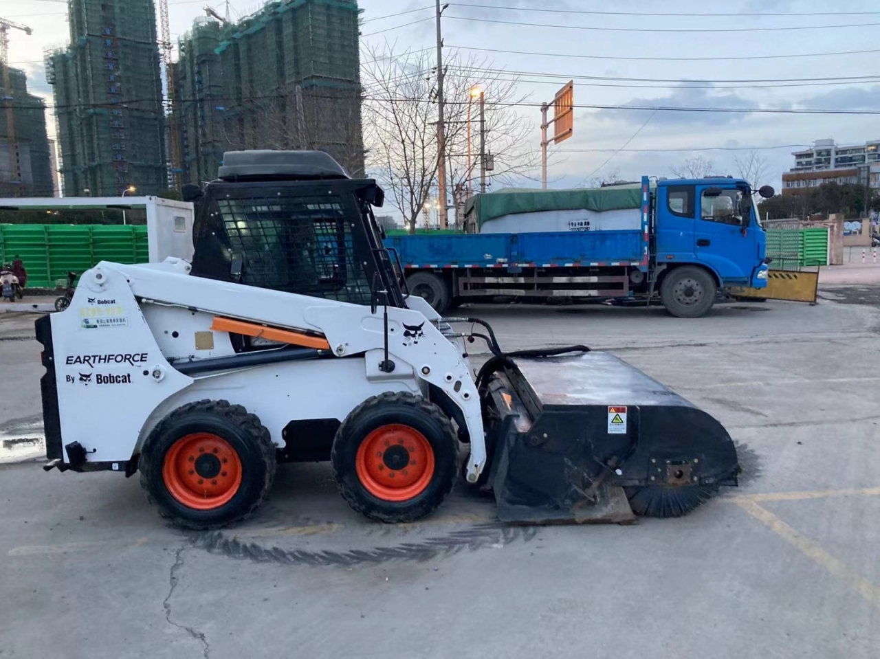 又一台2018年山貓s16滑移裝載機，道路清掃機，小型裝載機，多功能車