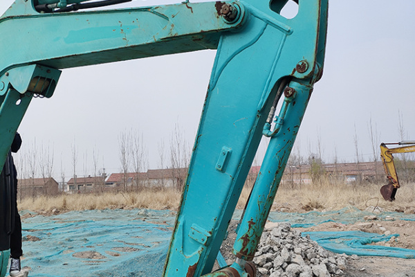 湖北咸宁转让日本进口二手小型挖土机旱厕改造二手小挖机