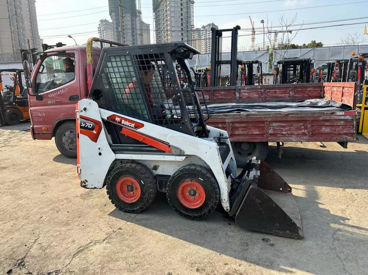 Bobcat s70迷你滑移装载机室内作业车