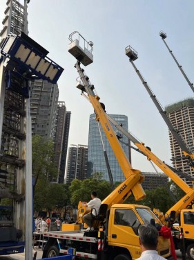 深圳鑫鹏顺提供高空车升降车吊车防撞车等一站工程设备租赁