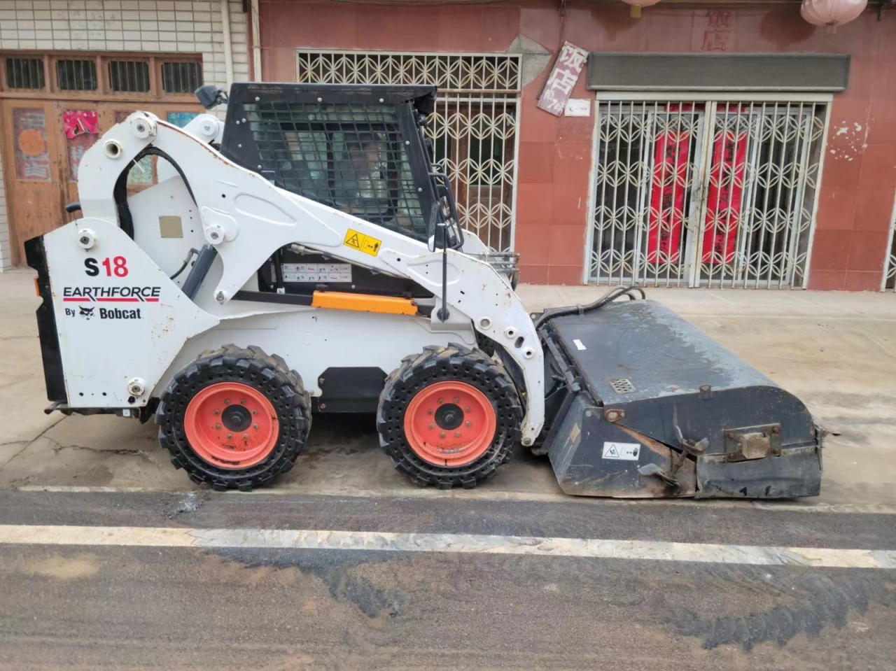 Bobcat山貓s18滑移裝載機，道路清掃機，破碎機，清雪機