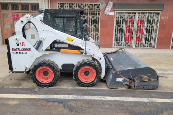 Bobcat山貓s18滑移裝載機，道路清掃機，破碎機，清雪機