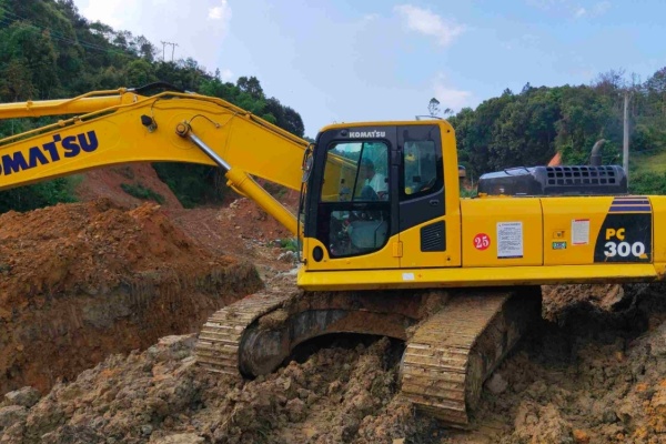 渭南市小松挖掘机维修 专业修理各种挖掘机