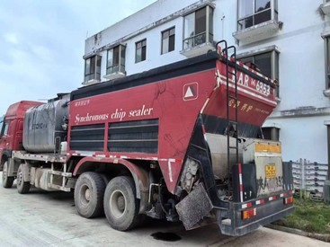 供应纤维同步封层车