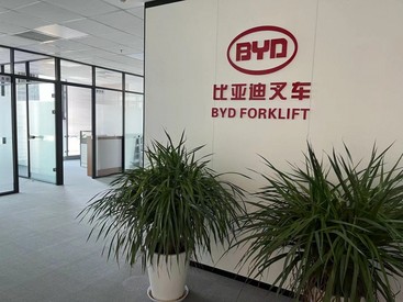 宜兴比亚迪5吨锂电叉车加卡斯卡特属具